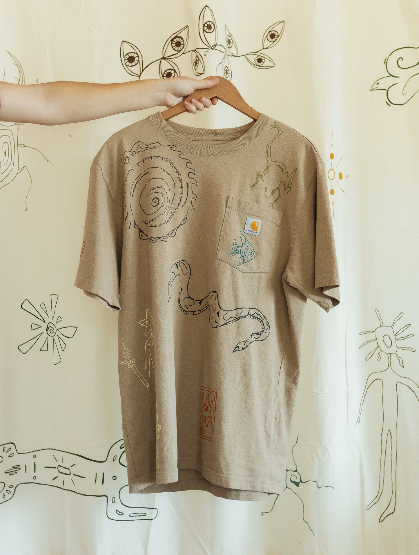 Carhartt tee - Earth in outlines