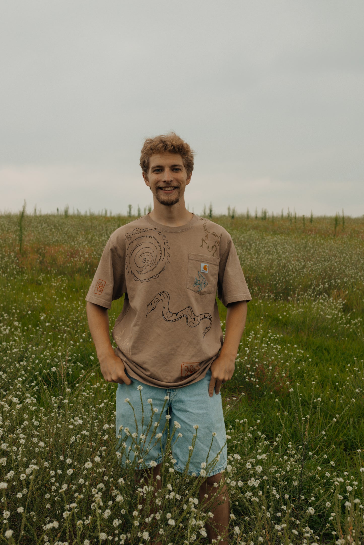 Carhartt tee - Earth in outlines