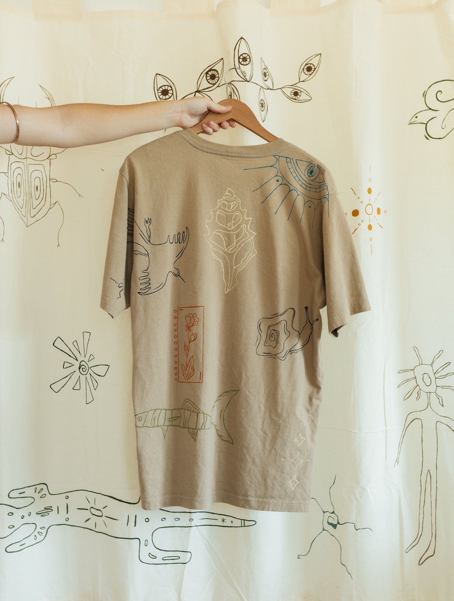 Carhartt tee - Earth in outlines