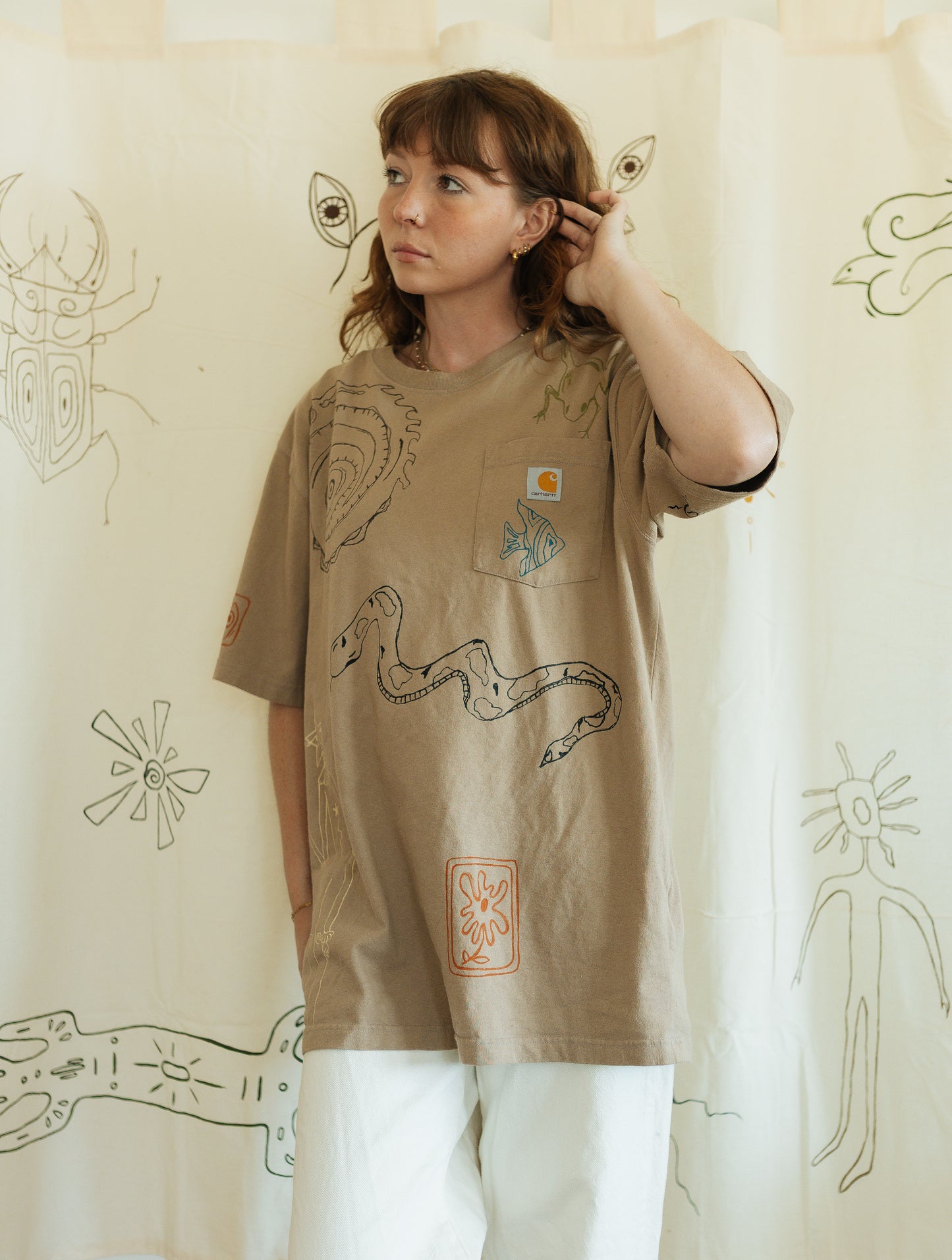 Carhartt tee - Earth in outlines